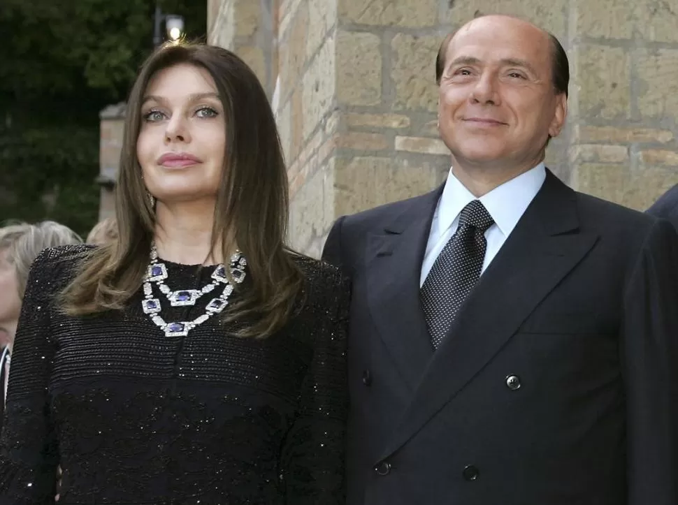 ÉPOCA DE SONRISAS. En 2004, el matrimonio entre Verónica Lario y Silvio Berlusconi se mostraba feliz. REUTERS