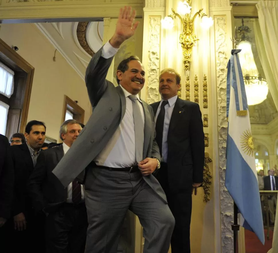 APOYO ALPEROVICHISTA. El legislador en uso de licencia, Armando Cacho Cortalezzi (corbata oscura) asumió a fines de octubre al frente de la Caja. LA GACETA / FOTO DE JORGE OLMOS SGROSSO