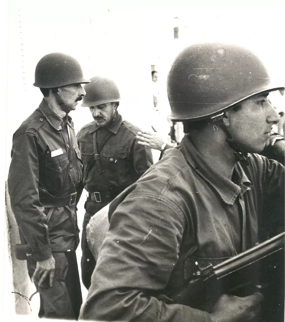 EN FAMAILLÁ. Jorge Videla supervisa el operativo antisubversivo, el 6 de septiembre de 1975 en Tucumán. LA GACETA / ARCHIVO