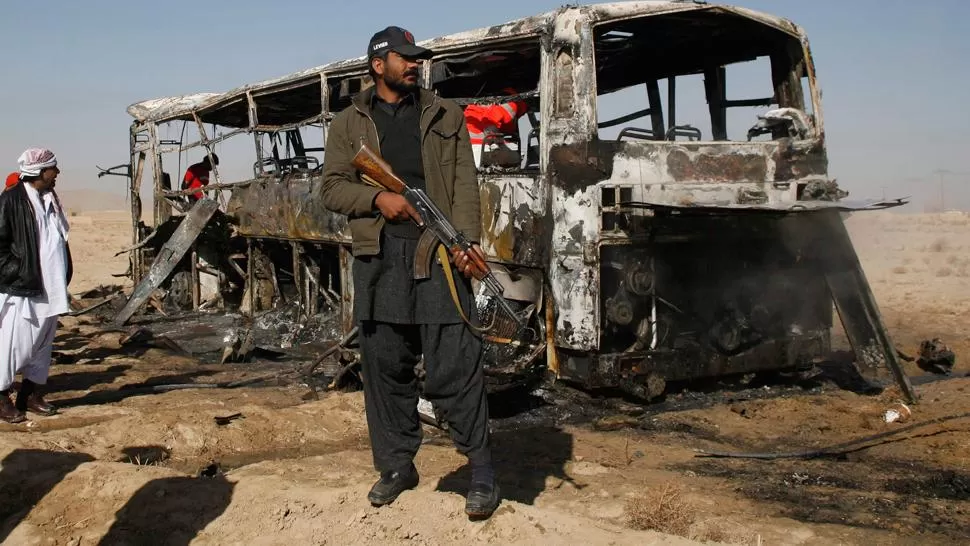 ATAQUE SUICIDA. El coche bomba explotó al lado de los autobuses que transportaban peregrinos chiitas. REUTERS