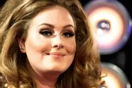 Adele se consagró en una noche dedicada a Whitney Houston