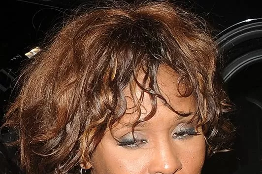 ULTIMA FOTO. Whitney Houston saluda a paparazzis que la esperan fuera de un club. FOTO TOMADA DE THESUN.CO.UK