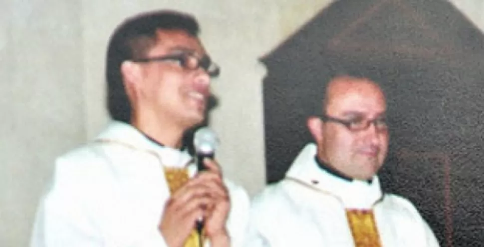 VIEJAS EPOCAS. Rafael Reátiga Rojas y Richard Píffano dando una misa. FOTO TOMADA DE INFOBAE.COM