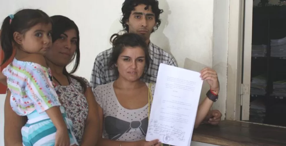 INDIGNADOS. Celina Terraza (papel en mano) se presentó en tribunales junto a Mariana Guzmán y Darío Cabrera para denunciar las maniobras. LA GACETA / FOTO DE EZEQUIEL LAZARTE 
