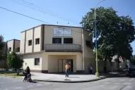 La biblioteca y el choripanero aprendieron a convivir juntos