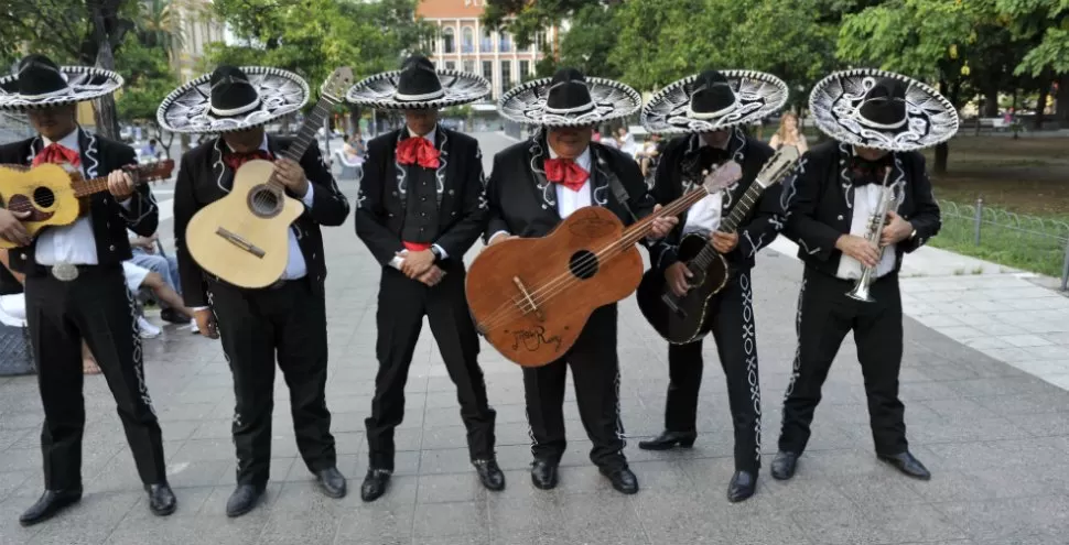 RITMOS MEXICANOS EN LA PLAZA. Con sus particulares atuendos, los mariachis sorprenden a los tucumanos en fiestas públicas y en reuniones privadas como casamientos, cumpleaños y hasta en pedidos de matrimonio. LA GACETA/ FOTO DE JORGE OLMOS SGROSSO.