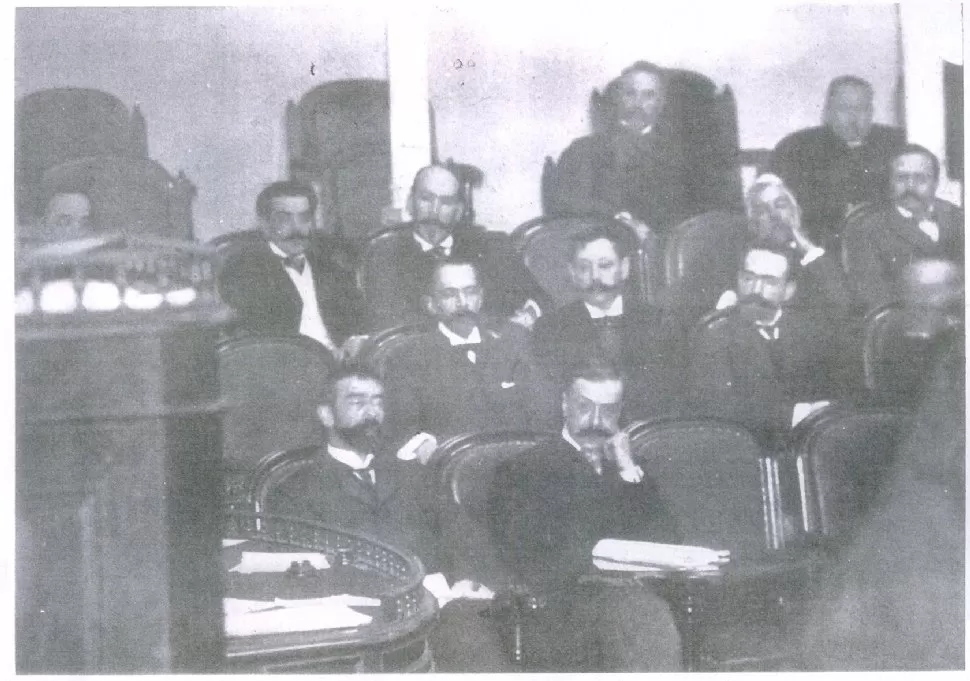 FIGURAS PRÓCERES. Sentados en las bancas que conserva nuestra Legislatura, aparecen, en la primera fila, los ministros Joaquín V. González y Luis María Drago, en el Congreso de 1902.
