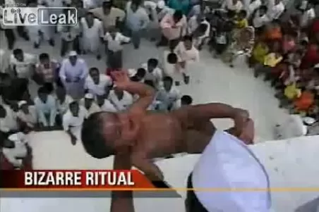 BIZARRO. Así lo consideran muchos a este ritual. CAPTURA DE  VIDEO.