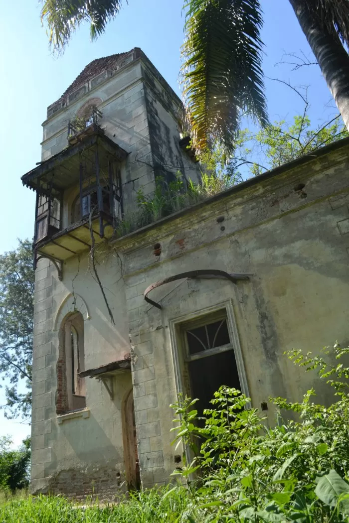 LO QUE QUEDA. A pesar de los daños que generó el paso de las décadas, la estructura de El Castoral todavía impacta: en la foto de la izquierda se aprecia la torre del mirador; en superior derecha, el deterioro de la casona, y en la de abajo, la parte interior de la torre, que ya no posee escalera.