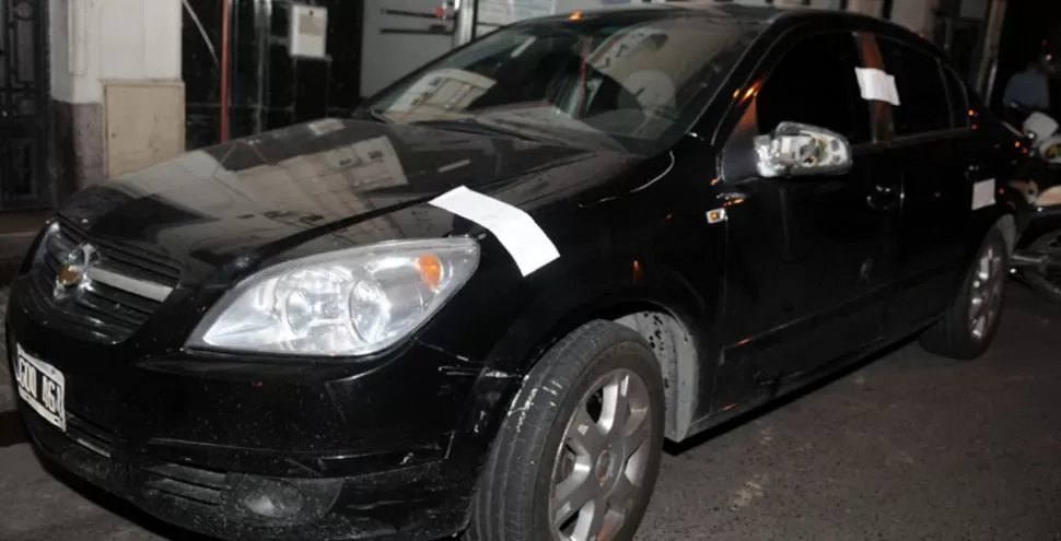 SECUESTRADO. El Vectra fue sometido a pericias y esperan los resultados. LA GACETA / FOTO DE ENRIQUE GALÍNDEZ