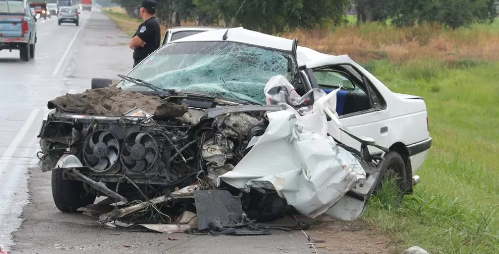 DESTUIDO. Parte de la chapa del Peugeot se desprendió del vehículo. FOTO GENTILEZA DE ARIEL FIGUEROA