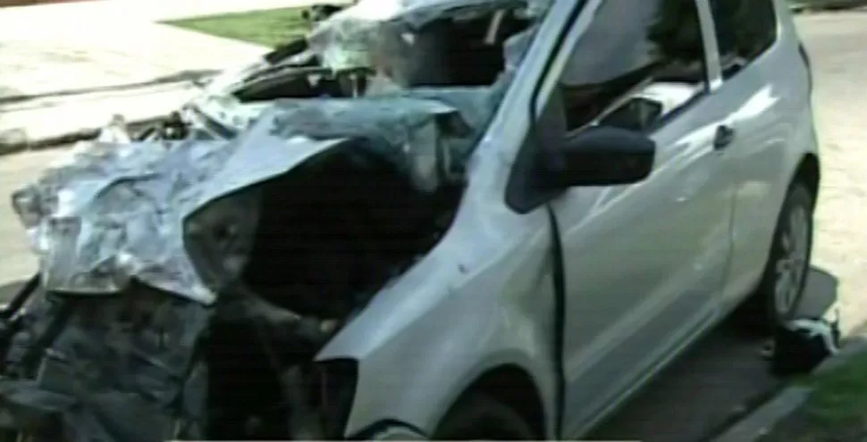 DESTROZADO. El vehículo que conducía el menor terminó destruido. DYN.