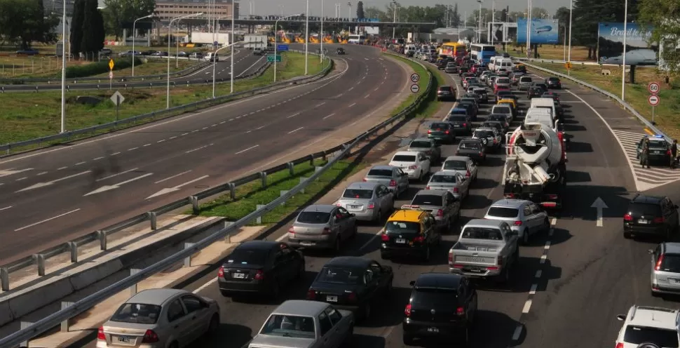 EMBOTELLAMIENTOS. Debido a las protestas, los accesos a la estación se vieron desbordados. DYN 