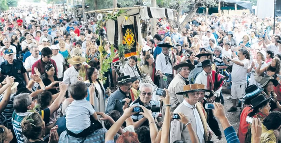 MULTITUDINARIO. Unas 20.000 personas llegaron a Amaicha para recibir a la Pachamama 2012 y divertirse carnavaleando debajo de la enramada de la plaza. LA GACETA/ FOTO DE OSVALDO RIPOLL