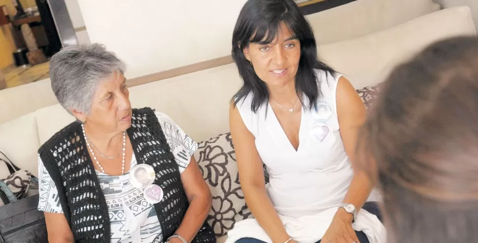MADRES DEL DOLOR. Elsa Gómez y Viviam Perrone llegaron a Tucumán para respaldar a las hermanas Marchese y recibir a familiares de otras víctimas.  LA GACETA / FOTO DE HECTOR PERALTA 