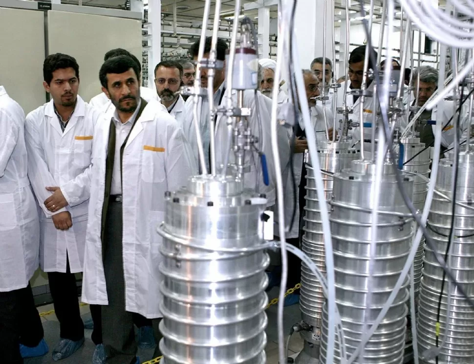 ENRIQUECIMIENTO DE URANIO. Ahmadinejad, en una visita a una planta. REUTERS