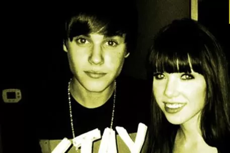 JUNTOS. Justin Bieber defiende a su amiga Carly Rae Japsen. FOTO: HOLLYWOODLIFE.COM