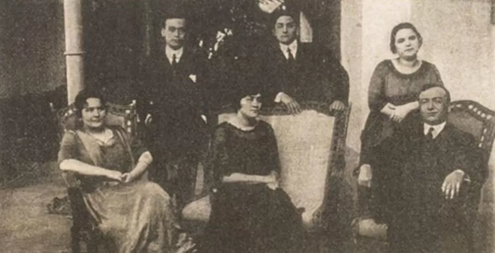 ALBERTO AYBAR AUGIER. El destacado político radical aparece sentado, a la izquierda, con sus familiares, en una foto de 1919 de Caras y Caretas. LA GACETA / ARCHIVO 