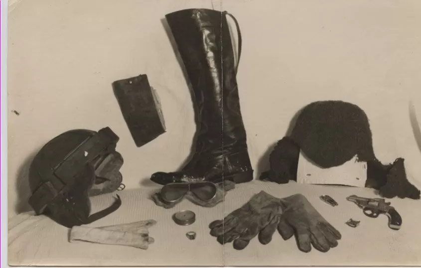 PERTENENCIAS. Algunas de las prendas y objetos que llevaba el infortunado aviador tucumano en su último vuelo. LA GACETA / ARCHIVO
