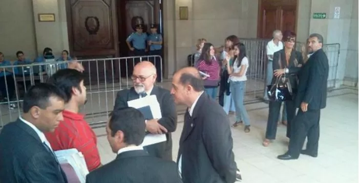 EN ESPERA. Abogados y acusados aguardan en el hall de Tribunales. LA GACETA / FOTO DE JOSE INESTA
