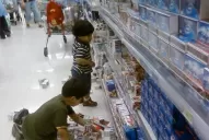 Los chicos le agregan al carrito los productos de gratificación