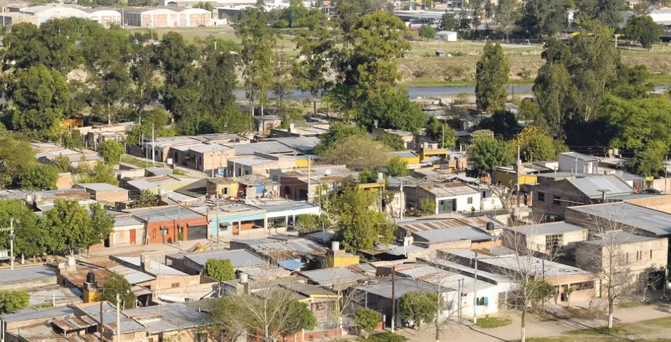 HACINAMIENTO Y DESORDEN. El Gobierno y varios municipios proyectan transformar los asentamientos de las márgenes del Salí en barrios. LA GACETA / FOTO DE ANTONIO FERRONI