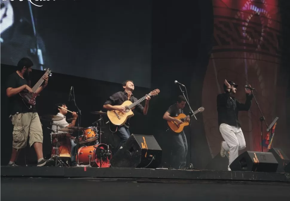 TAA HUAYRAS. El quinteto tucumano también tocó en el escenario mayor.  PRENSA TAA HUAYRAS