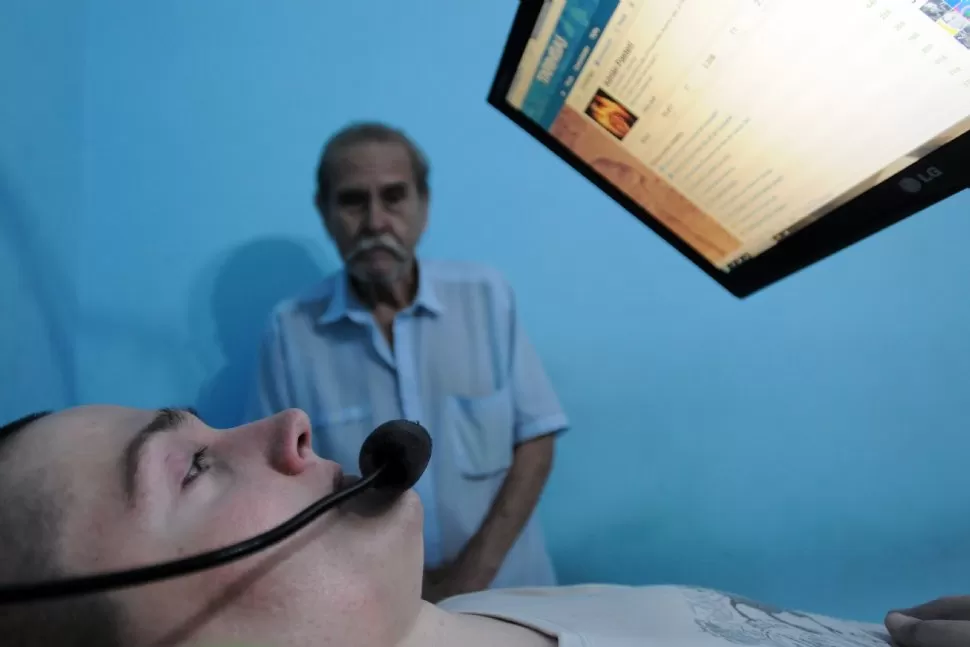 CABLE AL MUNDO. Adrián maneja una PC con la voz. Vía internet se conecta con el mundo e intenta capacitarse para trabajar en el futuro. LA GACETA / FOTO DE INES QUINTEROS ORIO