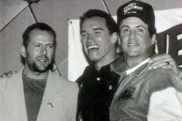 GRANDES AMIGOS. Willis, Schwarzenegger y Stallone, en 1991. FOTO TOMADA DE DAILYMAIL.UK.COM 