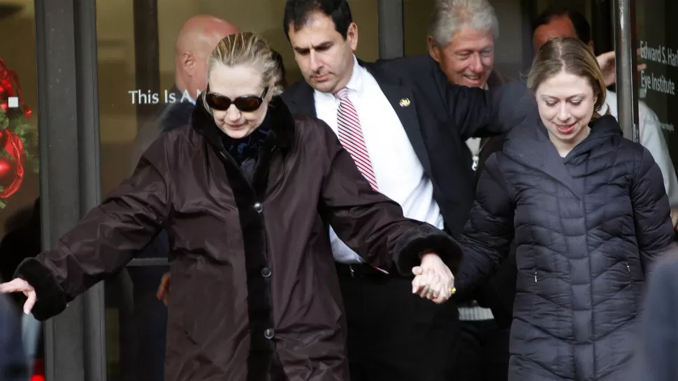 DE ALTA. Hillary Clinton abandona el hospital de Nueva York en compañía de su esposo Bill y de su hija Chelsea. REUTERS