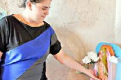 Afirman que una imagen de la Virgen llora varias veces al día