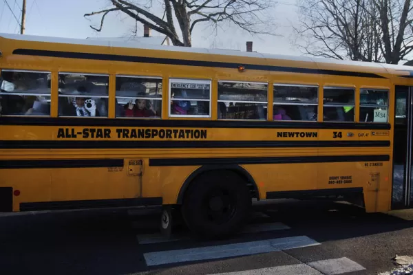 Los sobrevivientes de la masacre en Newtown vuelven a la escuela