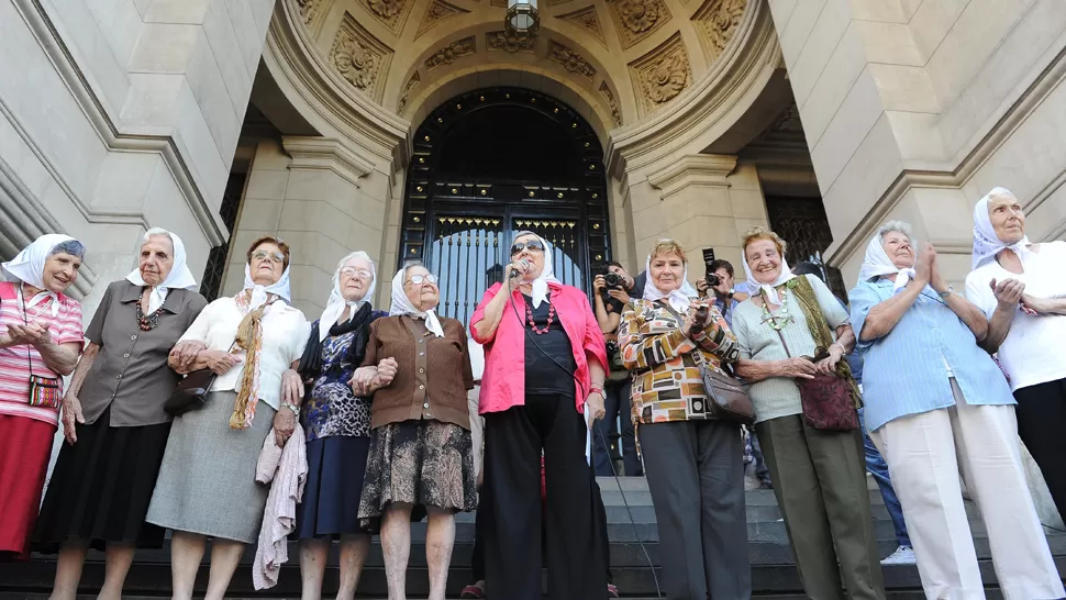 PROTESTAS. Tras la marcha en la plaza de Mayo, las Madres se movilizaron hasta el palacio de Tribunales. TELAM