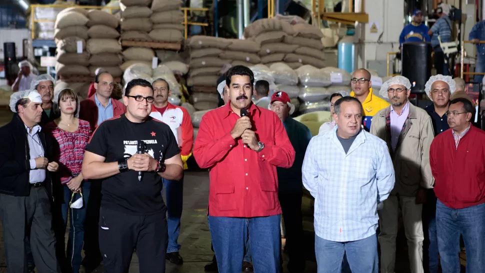 SIN ANUNCIOS. Maduro habla desde una fábrica de procesamiento de café en Caracas, tras regresar de La Habana, donde visitó a Chávez. REUTERS