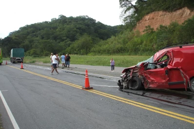 Chocó con un camión y se salvó de milagro