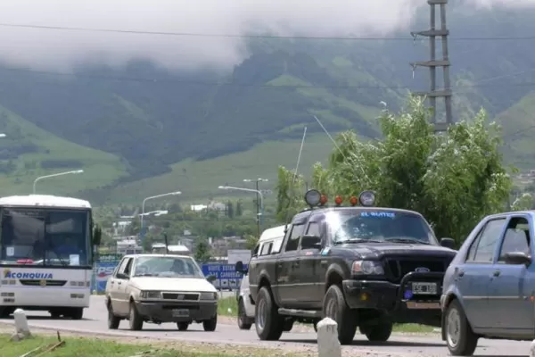 Es incesante el tráfico por la ruta 307, hacia los Valles