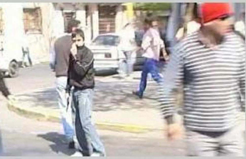 IN FRAGANTI. Sergio Tripoloni sostiene el arma con la que le disparó a Ramón Paz, en septiembre de 2007. CAPTURA DE VIDEO