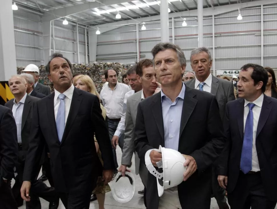 JUNTOS, PERO DIFERENTES. Scioli negó cualquier connotación política a su encuentro con Macri. Ambos inauguraron una planta en José León Suárez. DYN