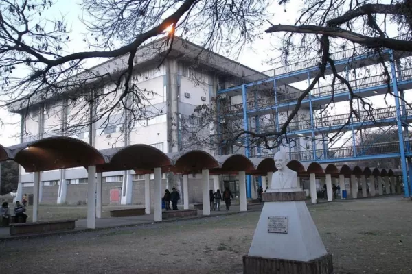 La UNT pide que se vete la ley que excluye a ingenieros locales