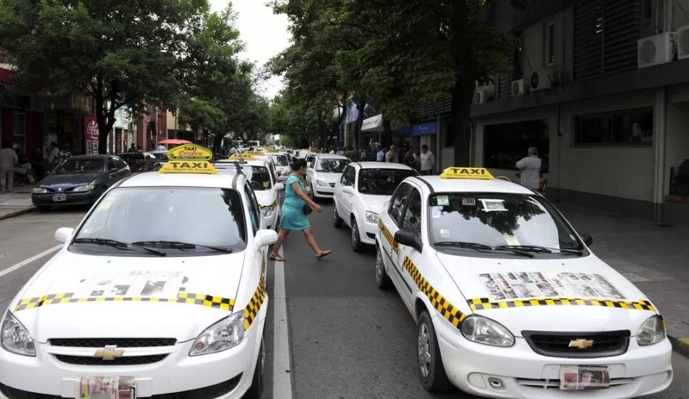 QUEJA DEL SECTOR. Taxistas afirman que volverán a las calles el lunes. LA GACETA / FOTO DE JORGE OLMOS SGROOSO (ARCHIVO)