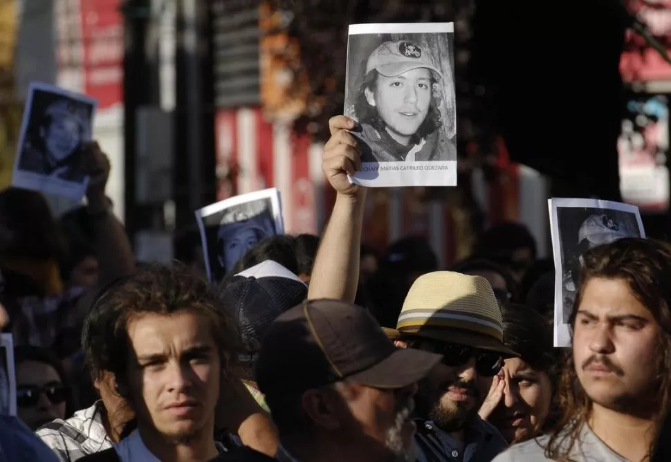 MARCHA. Mapuches muestran una imagen de un comunero asesinado REUTERS