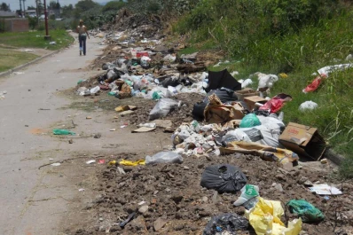 El basural clandestino asfixia a los vecinos y estrangula el paso en la calle Lucio V. Mansilla