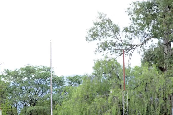 Los balazos y las piedras vuelan a 50 metros de la Policía, según los vecinos del barrio BGH