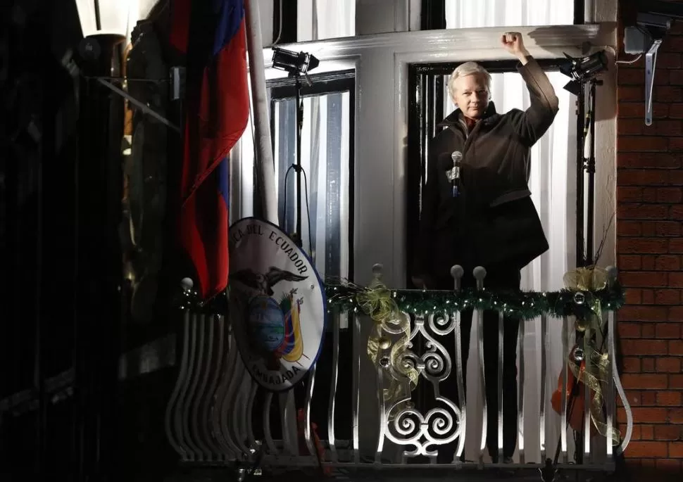 EN EL BALCÓN. Assange vive en una sede diplomática. REUTERS (ARCHIVO)