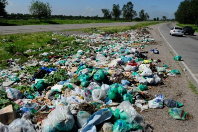 Así reciben los tucumanos a los turistas por la autopista de Circunvalación