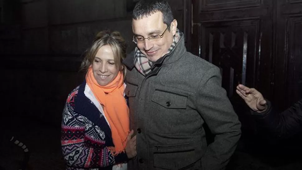 LIBERADO. Miret se encontró con su mujer, anoche, al salir de la cárcel en Barcelona. FOTO TOMADA DE LANACION.COM.AR