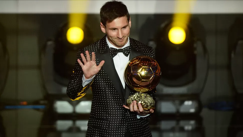 FELICIDAD EXTREMA. Messi dedicó el Balón de Oro a sus compañeros de Barcelona, de la Selección, a su familia, su esposa y a su hijo.  TELAM