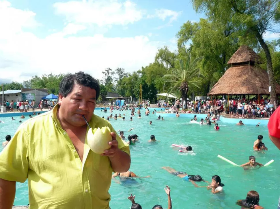 COMO EN EL CARIBE. El intendente Juan Enrique Orellana promociona el balneario en su perfil de Facebook. FOTO DE FACEBOOK / JUAN ENRIQUE ORELLANA 