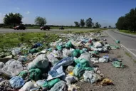 La autopista de Circunvalación es el largo camino de basura que recibe al visitante