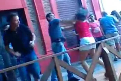Un policía de civil les dio una paliza brutal a dos mujeres